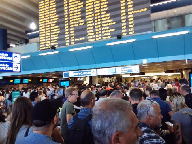 Scioperi, paralizzati aeroporti Ue. Cancellati oltre 800 voli