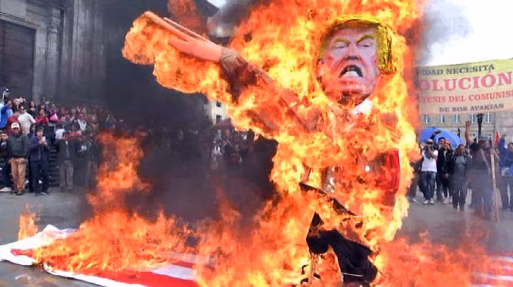 Colombia, manifestanti bruciano Trump