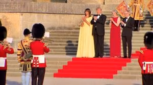 Trump in smoking, May in rosso