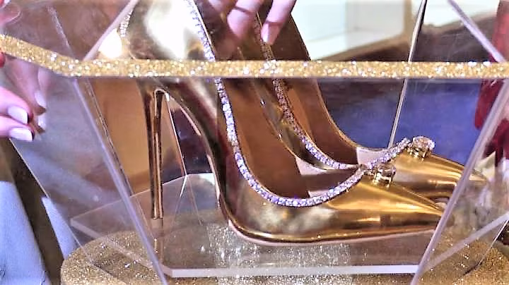 Oro, seta e 236 diamanti