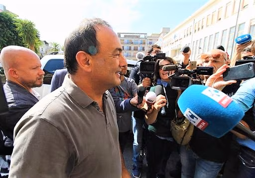 Il sindaco di Riace, Domenico Lucano al tribunale di Locri per l