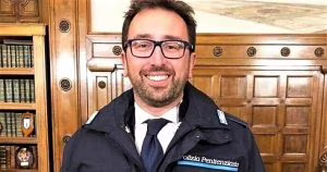 Alfonso Bonafede con la divisa della Polizia Penitenziaria