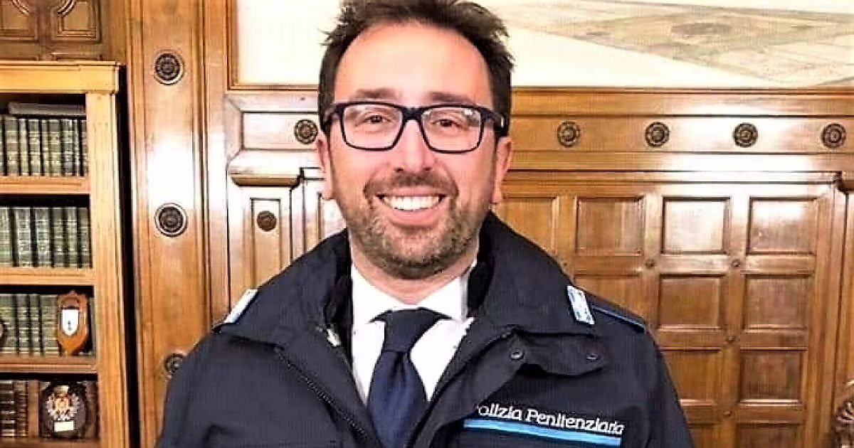 Alfonso Bonafede con la divisa della Polizia Penitenziaria