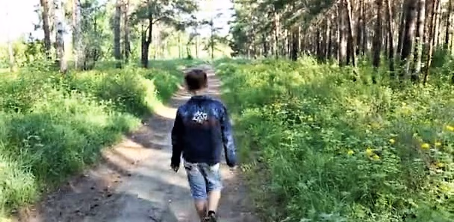 ragazzinocamminasolo_920x450