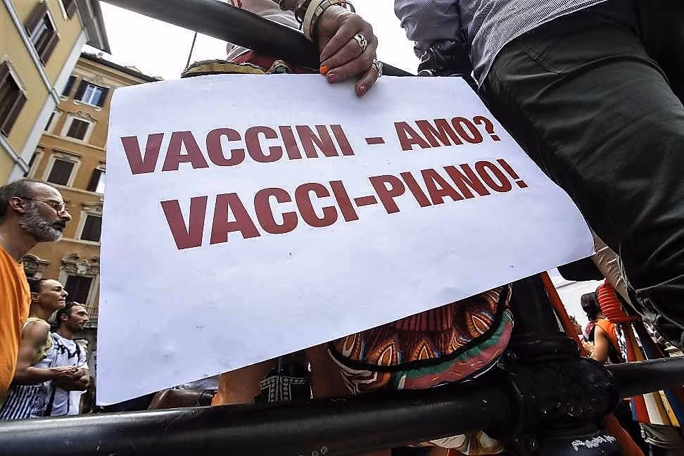 Vaccini, protesta del movimento No VAX