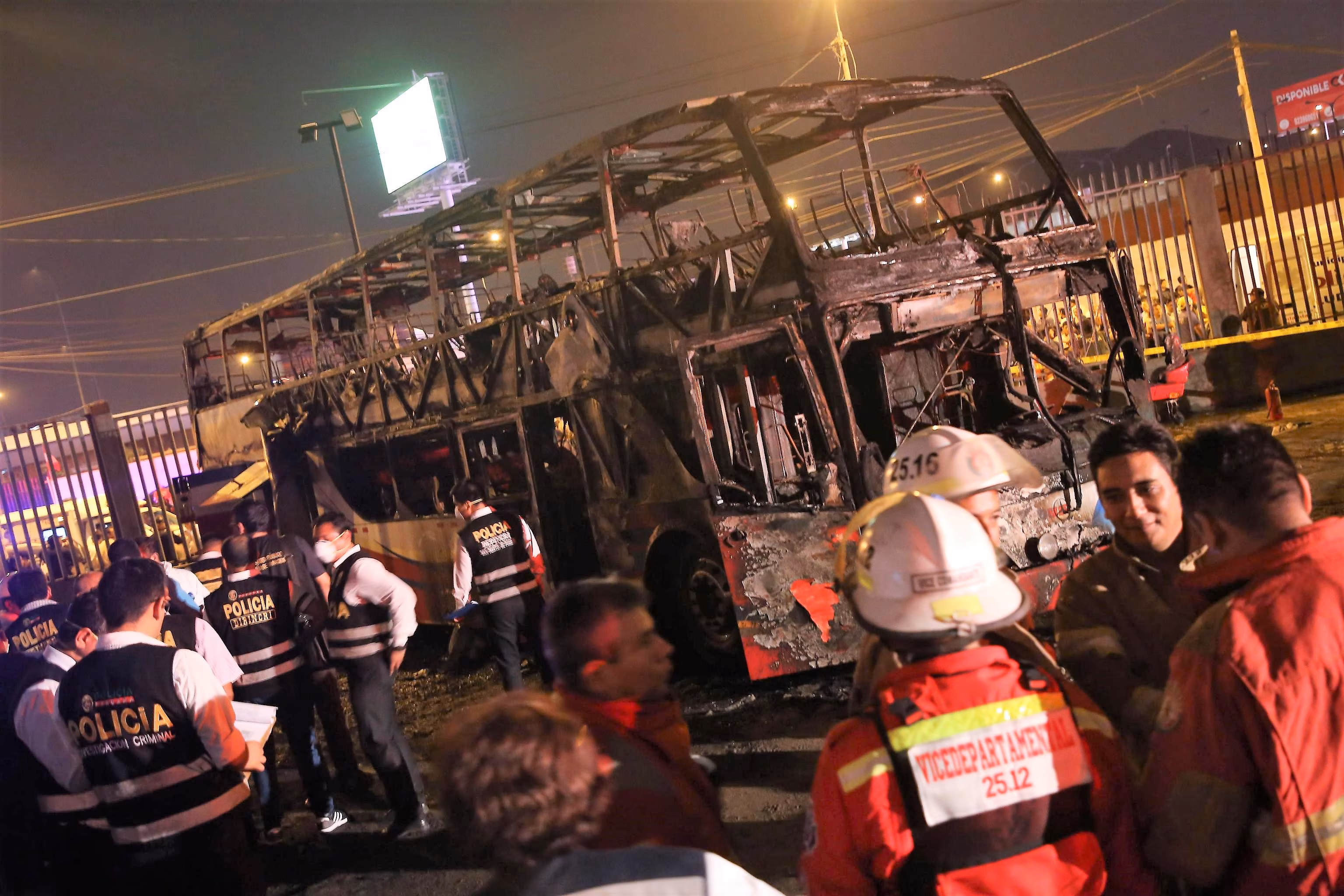 At least 16 dead and seven injured in the fire of a bus in Lima