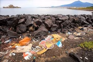 Ambiente/Greenpeace: il fiume Sarno in Campania è invaso dalla plastica