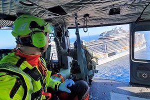 Aeronautica/Sardegna, elicottero Aeronautica salva donna su nave da crociera
