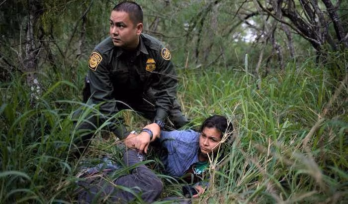 -arresto-di-una-migrante-nel-texas