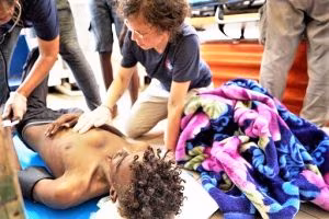 Migranti/Sea Eye: tre migranti collassati per il caldo sulla Alan Kurdi