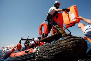 Migranti, la nave Aquarius al largo di Lampedusa