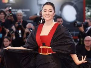 Gong Li sfila con l'abito-kimono