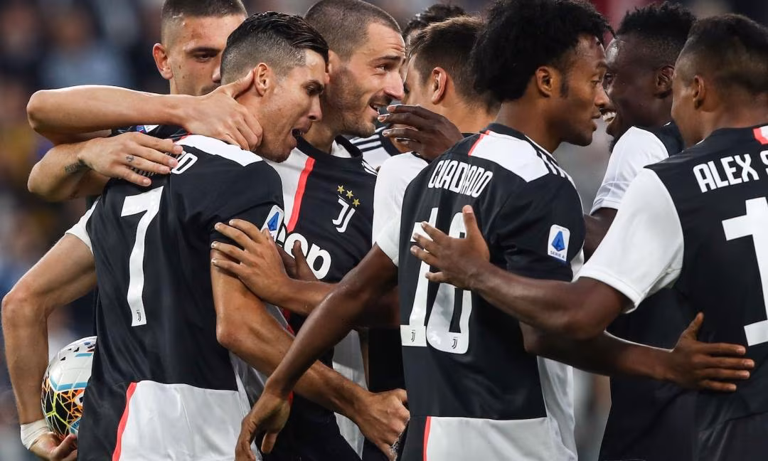 Ronaldo.Juve.gruppo.esultanza.