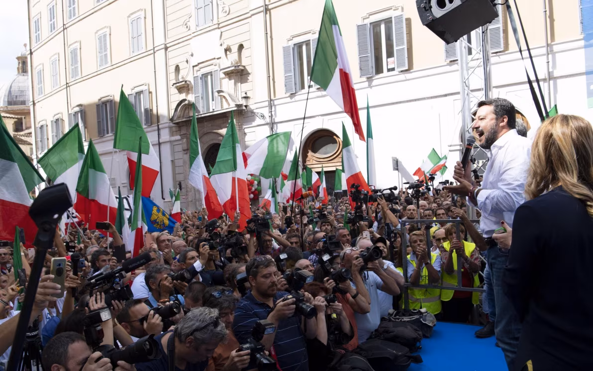 A piazza Montecitorio bagno folla per Salvini, non mollare
