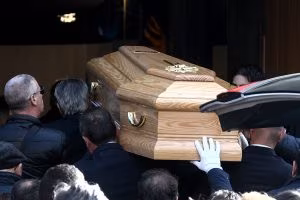 Omicidio Sacchi: a funerali amici ricordano Luca facendo rombare i motori - foto 1