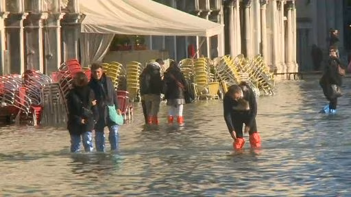 Cinema/Acqua alta a Venezia, Stefano Accorsi e Valeria Golino mandati via mentre girano