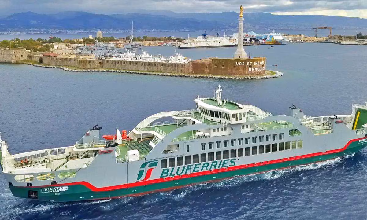 stretto_di_messina__nave_trincaria