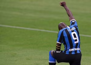 Un rigore di Lukaku lancia l’Inter a un punto dal Milan