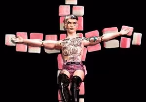 censurato a Milano, lui risponde: "Me ne frego"