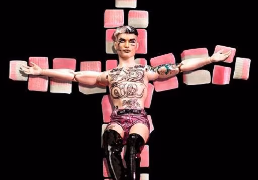 censurato a Milano, lui risponde: "Me ne frego"