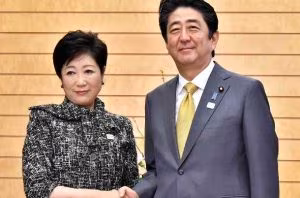 Yuriko Koike e Shinzo Abe