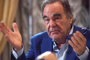Oliver Stone ha fatto il vaccino russo: “Non capisco perché l’Occidente lo ignori”