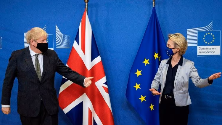Ursula von der Leyen e Boris Johnson