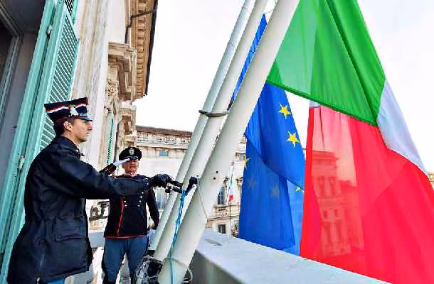 bandiera italiana a mezz'asta