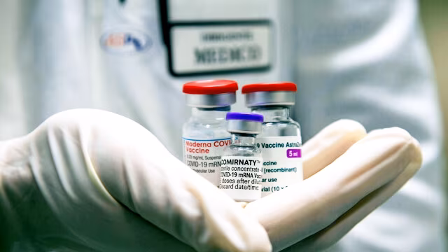 vaccini astrazeneca pfizer moderna-2