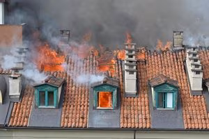 Incendio in centro Torino, fiamme su palazzo