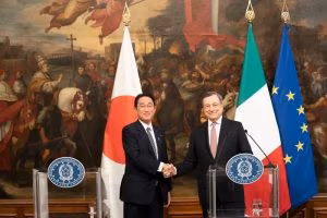 Fumio Kishida e Mario Draghi