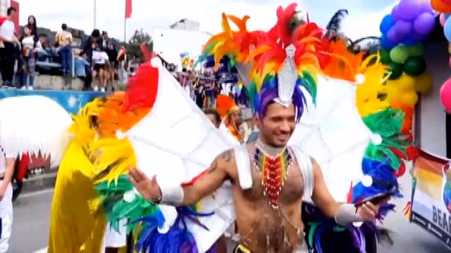 Drag queen e bandiere arcobaleno Lgbtq