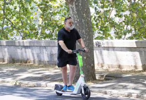 Roma, il gladiatore in monopattino, Russel Crowe  con la famiglia al completo si gode la Capitale