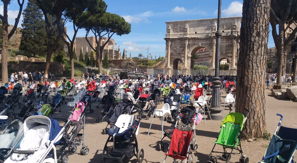 2439489_1223_passeggini_vuoti