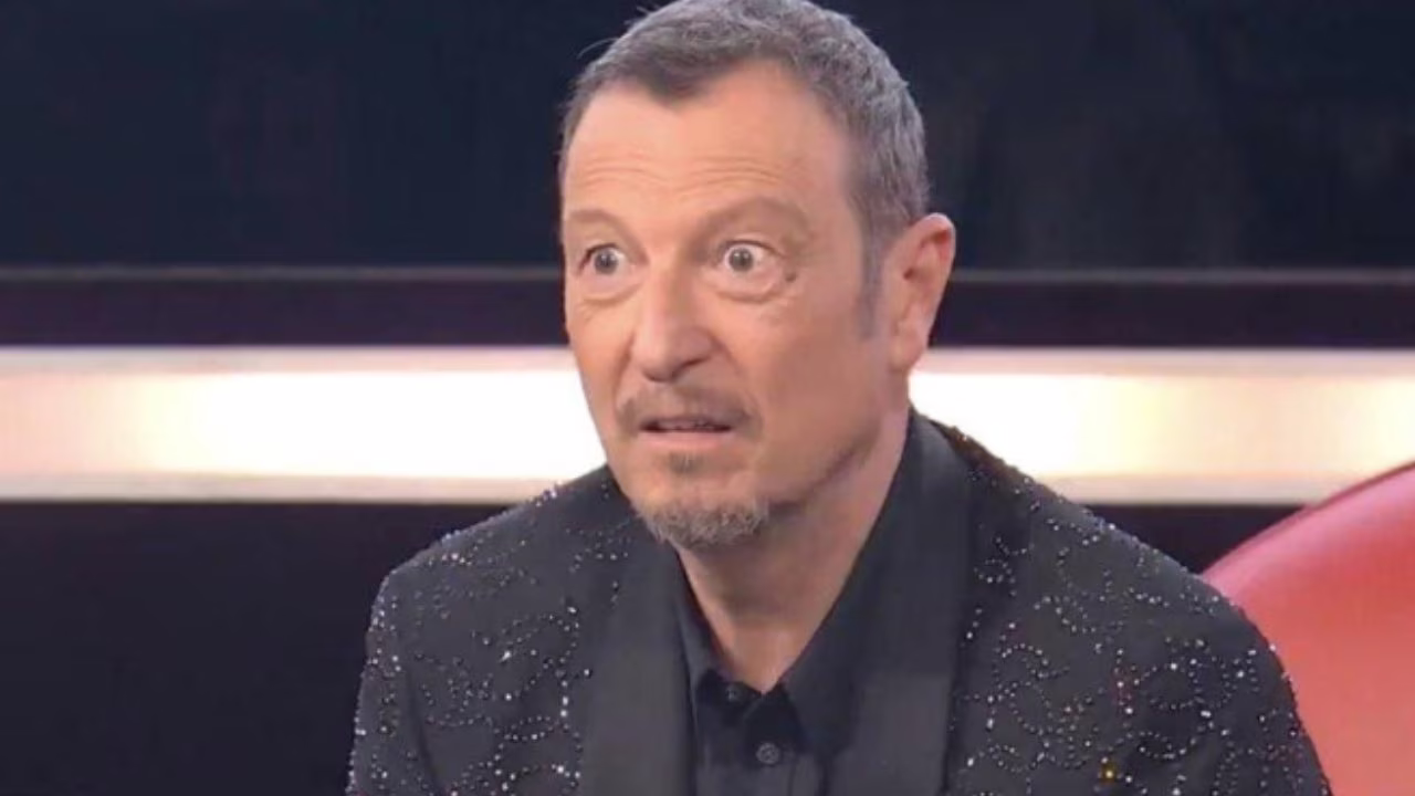 VIENI TU A PRESENTARE? DOBBIAMO FARE UNA SOSTITUZIONE | Amadeus riceve una proposta assurda: in diretta ogni giorno