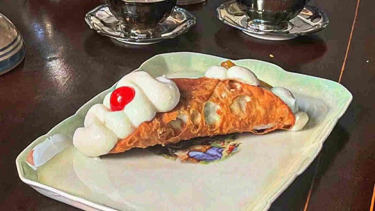 Qui trovate i cannoli più buoni del Mondo: la classifica non può essere smentita | Alle 9.00 ogni giorno iniziano le file per assaggiarlo