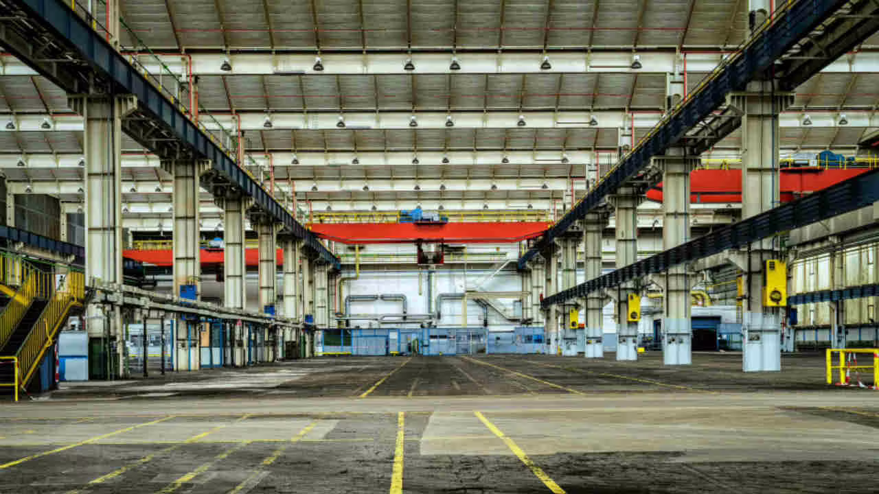 LETTERA AI DIPENDENTI: “Chiudiamo lo stabilimento, la struttura è troppo vecchia” | Il colosso francese manda 480 lavoratori a casa