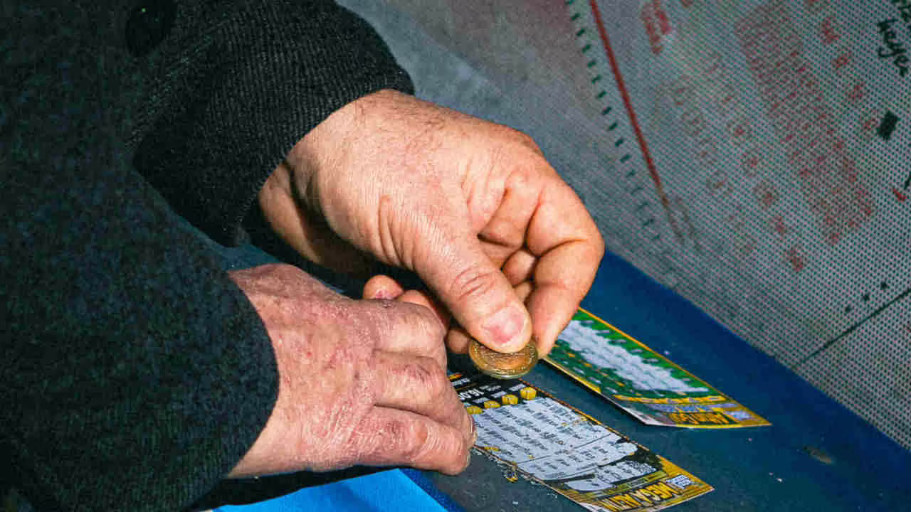 Gratta e Vinci, ci sono anche quelli con 0€ | Il tabaccaio non te lo dice e te li vende lo stesso: evita assolutamente questi biglietti