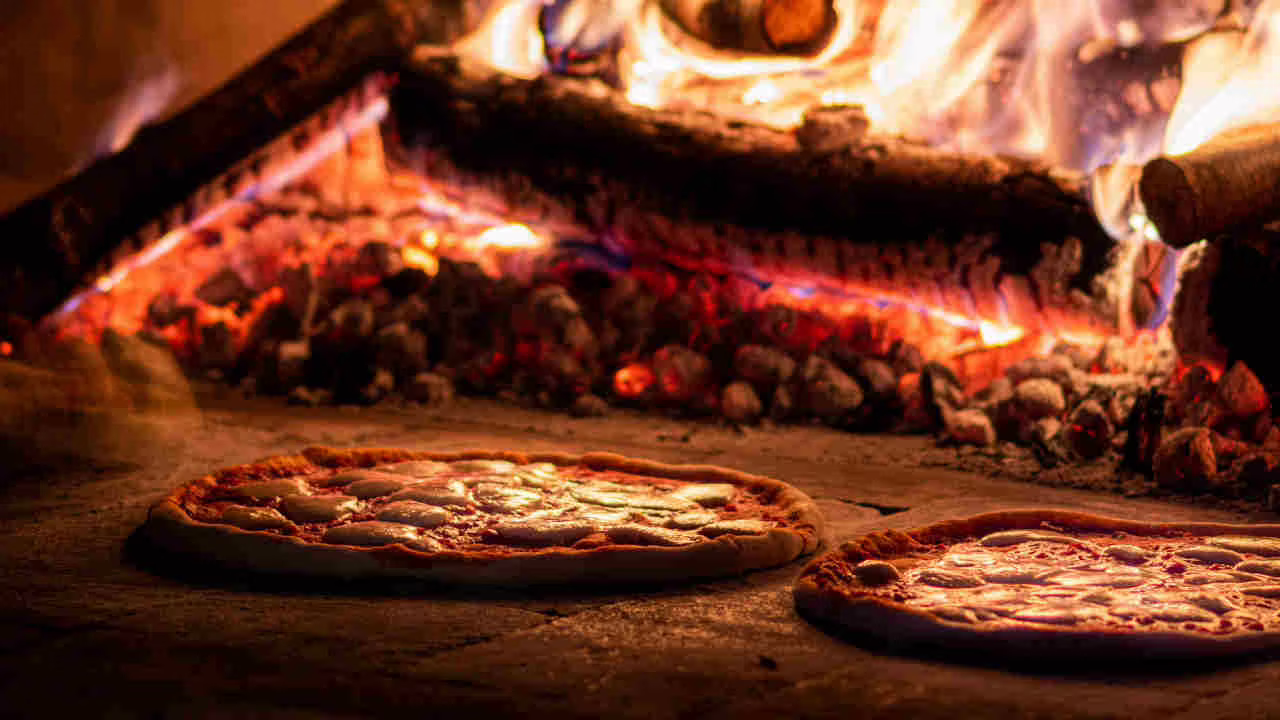 Da noi la pizza si mangia meglio che a Napoli: c’è una cittadina in Sicilia che vuole distruggere un impero storico | Ogni anno festeggiano con una sagra