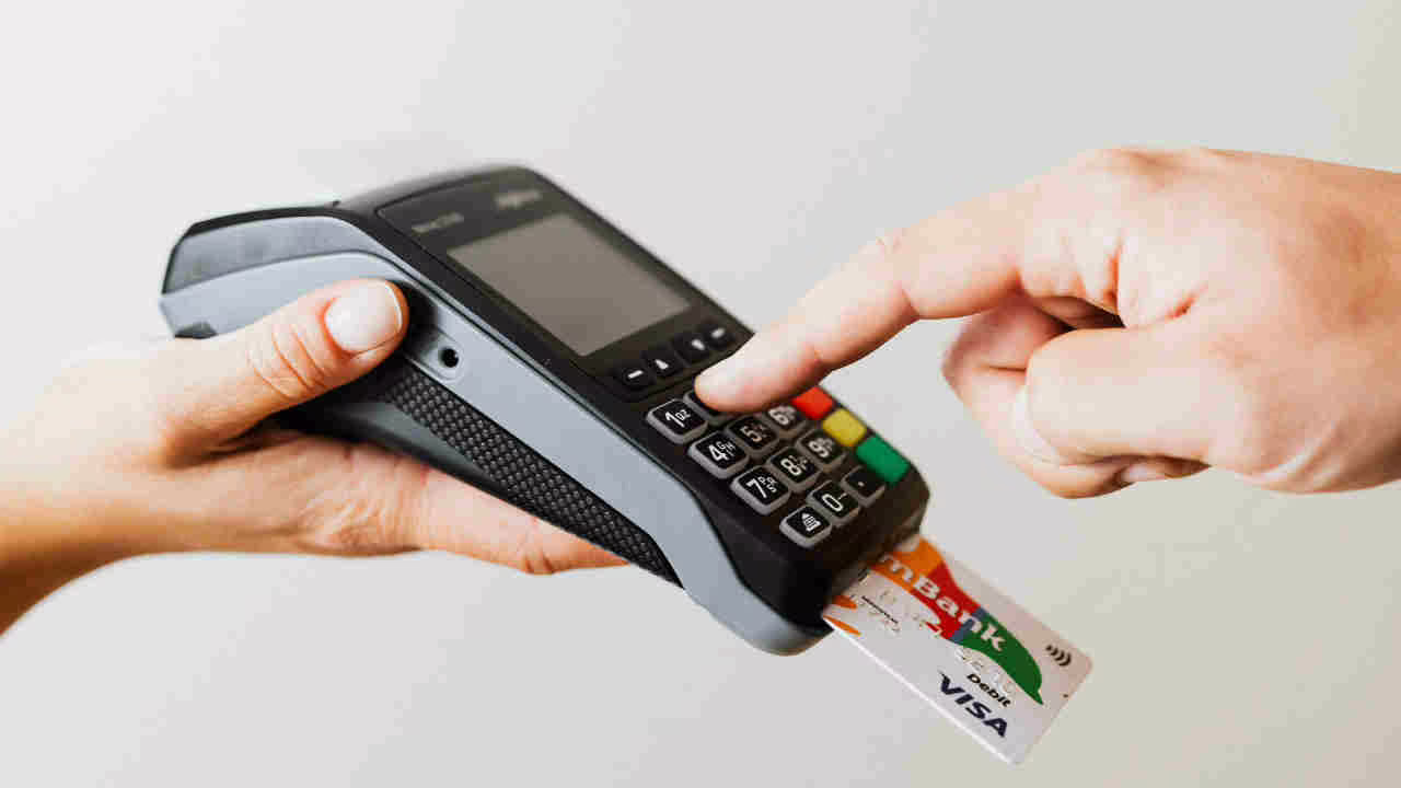 “Paga con carta? C’è a SOVRATTASSA”: pazzesco, da Luglio arriva la TASSA BANCOMAT I Se paghi con Pos o fai prelievi paghi SEMPRE l’enorme extra