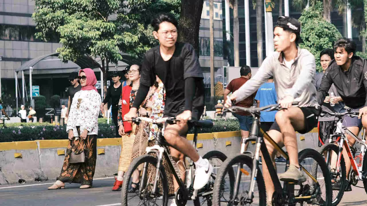 vuoi andare in bici dopo le 18 le devi8230 portarle a mano ufficiale il nuovo provvedimento al centro 232 vietata la bicicletta