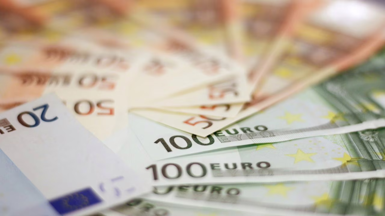 “Se lavori per noi, ti diamo 2000 euro per ogni figlio che hai messo al mondo”: ufficiale, è legge, questi italiani possono esultare, ogni bebè nasce già ricco