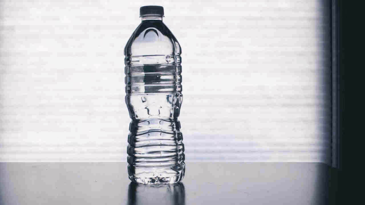 rinfresca casa con una bottiglietta di plastica il trucco dei tedeschi ecco come fanno i addio condizionatore risparmi un botto di soldi
