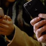 “Papà questo telefono è vecchissimo, non ha neanche internet”: poi lo fa valutare e scopre che VALE ORO ISimbolo degli anni duemila, se ce l’hai ancora in casa sei ricco