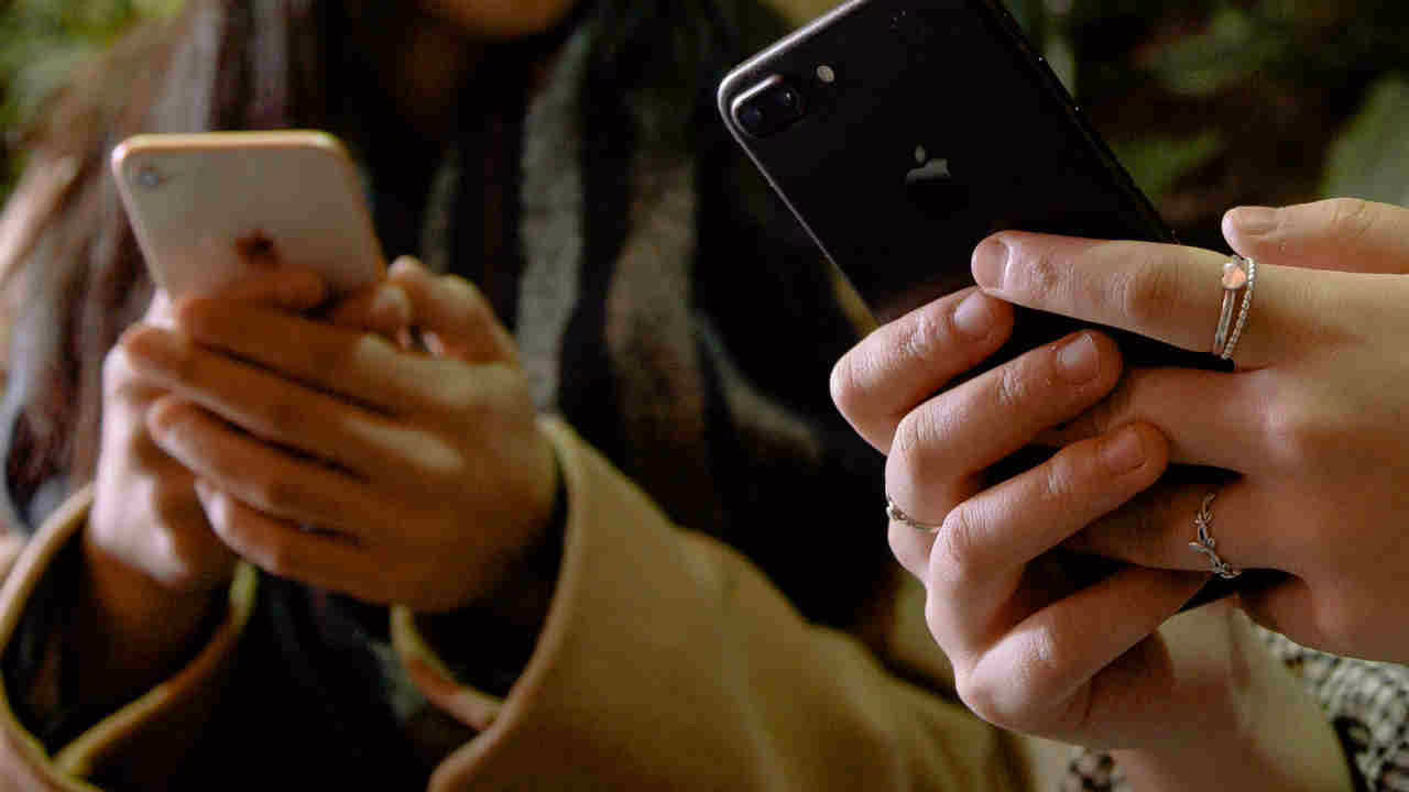 “Papà questo telefono è vecchissimo, non ha neanche internet”: poi lo fa valutare e scopre che VALE ORO ISimbolo degli anni duemila, se ce l’hai ancora in casa sei ricco