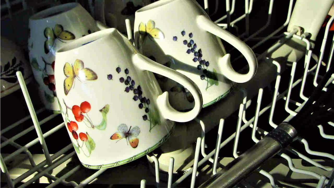 trucco della tazza capovolta risparmio del 50 nei consumi in bolletta i lavastoviglie low cost senza essere einstein
