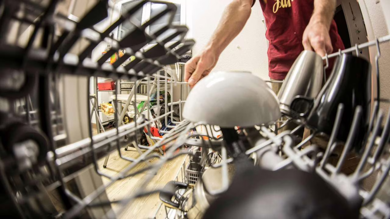 “Non accendere mai più la lavastoviglie”: Allarme in Italia, c’è “rischio per la salute” I Sembra funzionare, ma poi è un disastro: smetti subito di usarla