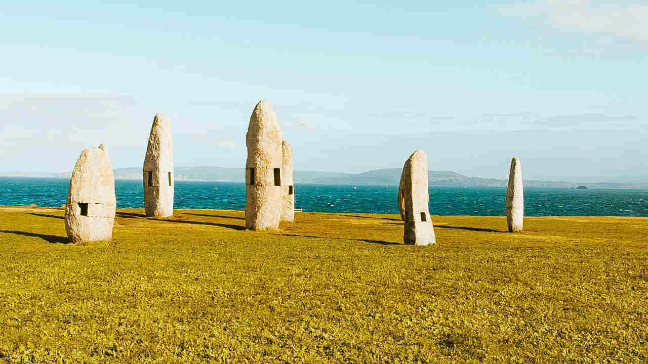 Pietre sacre e misteriose: il MEGALITE al centro della città I La Stonehenge siciliana fa impazzire turisti da tutto il mondo I Pratiche esoteriche nella notte: IL TEMPO SI FERMA