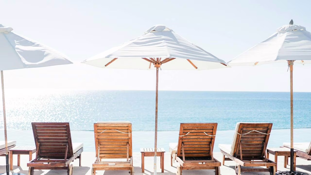Ufficiale, vietati gli ombrelloni al mare: è addio, non li puoi più usare I Ecco come dovrai ripararti dal sole ad Agosto