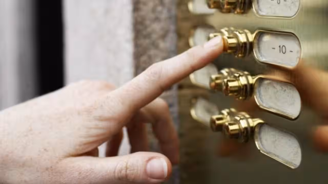 “Non rispondi al citofono? Sei licenziato”: Ufficiale, il capo può venirti a cercare a casa e se non ti trova ti caccia I Lo dice la Cassazione